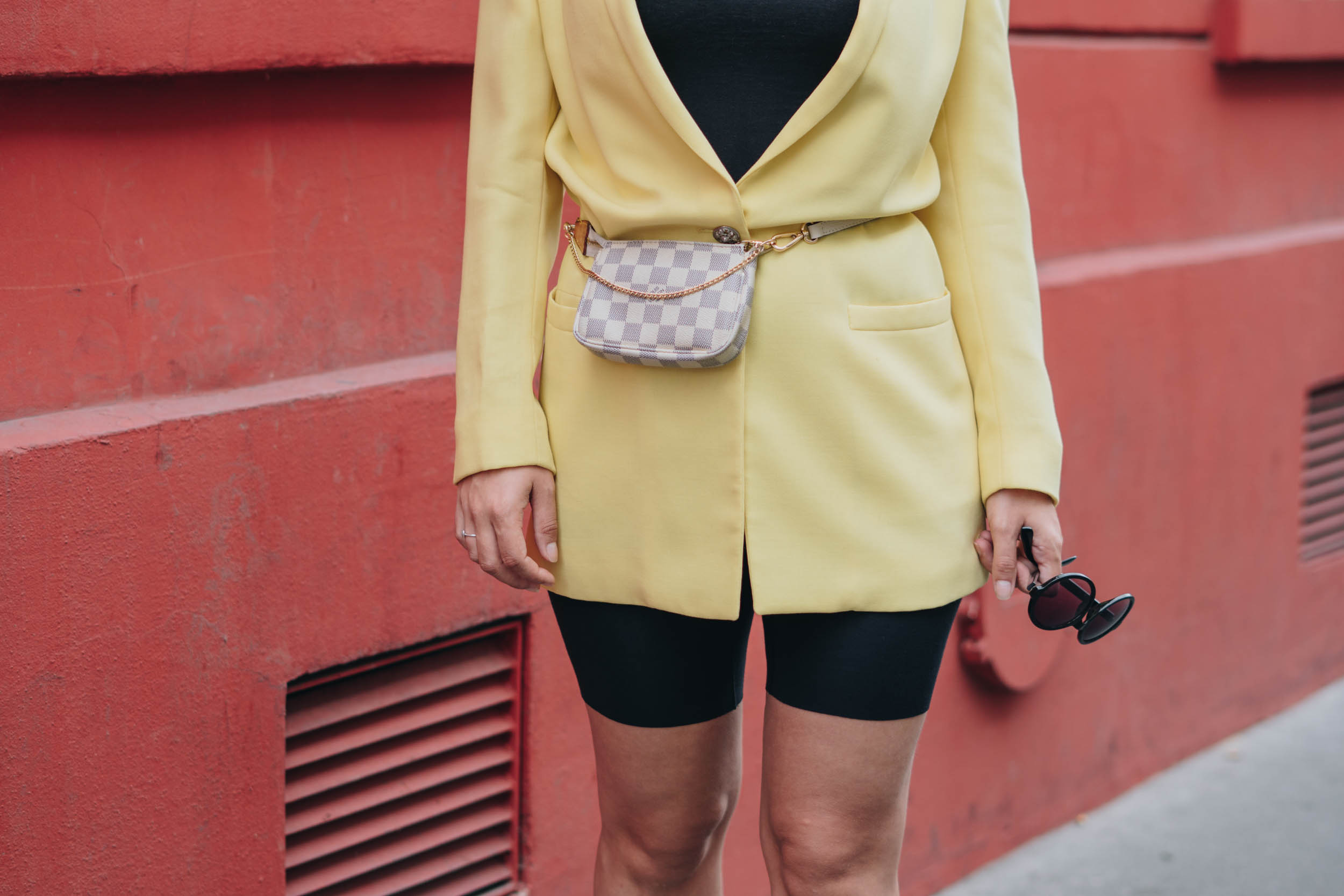 Blazer Outfit in gelb mit Radlerhosen, Louis Vuitton Bauchtasche