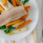 Sommergemüse: Kohlrabi mit Spargel, Süßkartoffel, geräucherter Forelle auf Salat – cook it your way