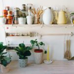 Ikea Hack in der Küche: helles Holz für Wandregal und Stange